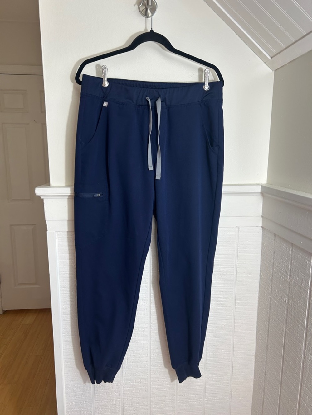 Figs Women’s Navy Blue Zamora Joggers Scrub Pants size Large